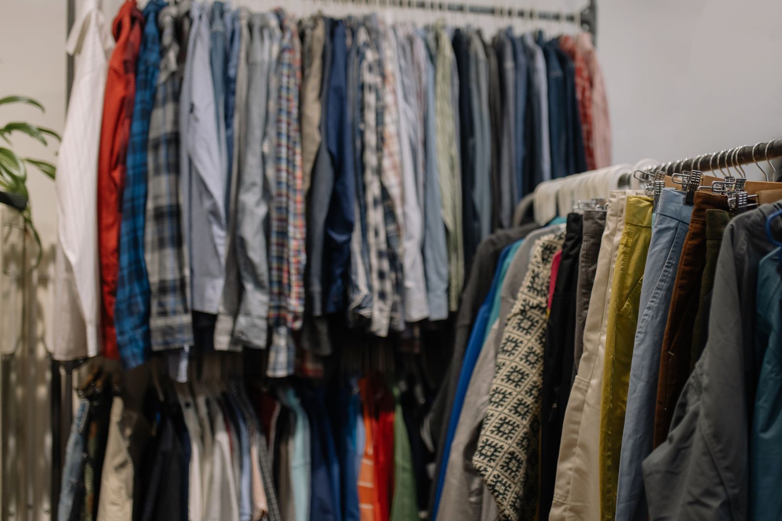 Arara de roupas em um brechó