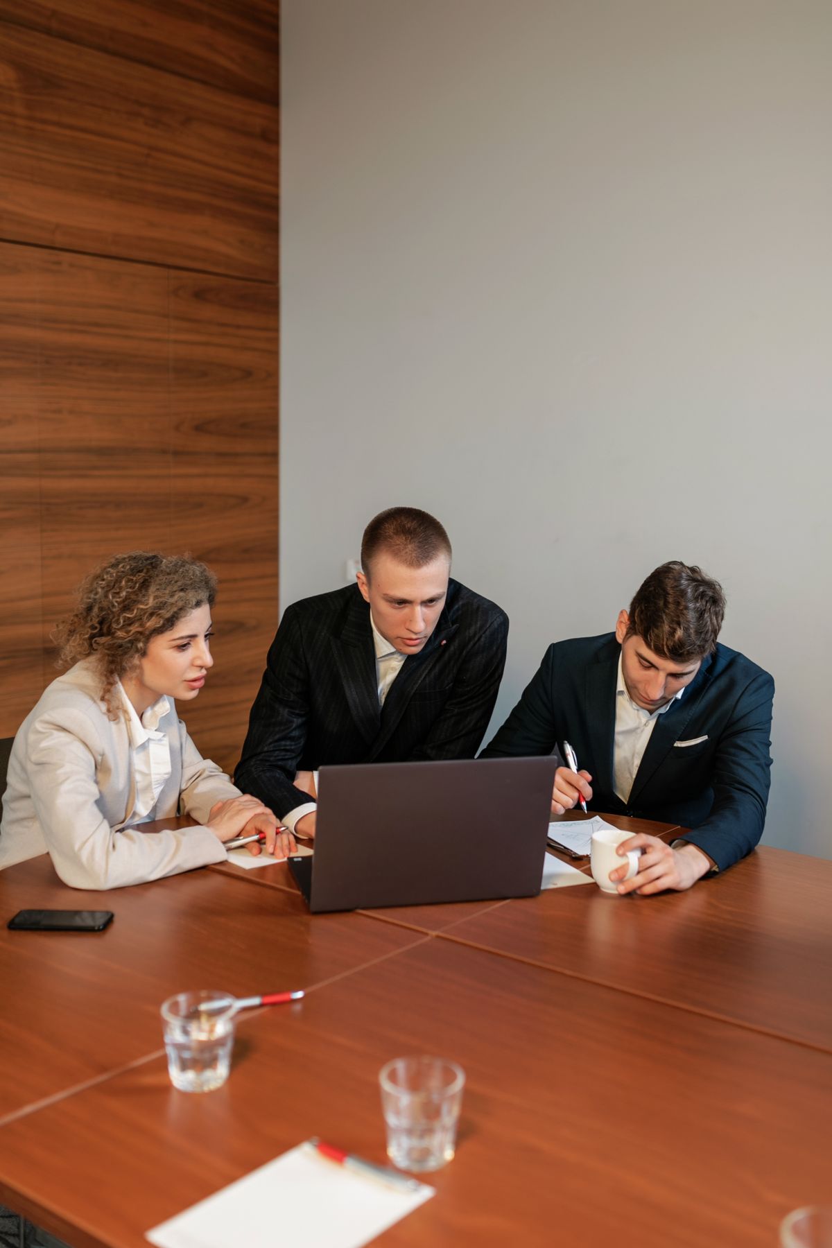 Reunião de trabalho com cliente em volta de um notebook